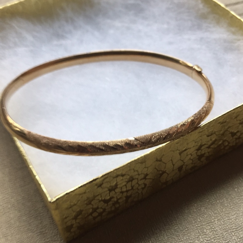 14 Kt Gold Oval Bangle